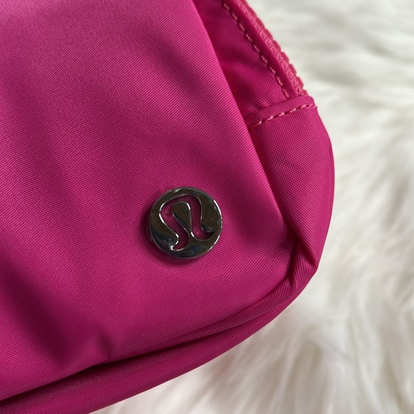 LULULEMON | Everywhere Belt Bag 1L | Sonic Pink - Picture 4 of 12
